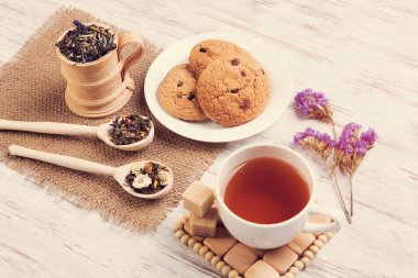 bitkisel çay ve kurabiye