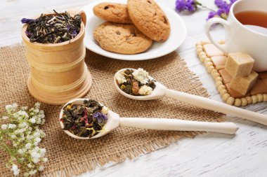 bitkisel çay ve kurabiye