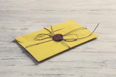 Tablo üzerindeki mühür ile mektup