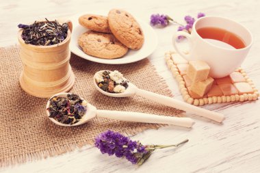 bitkisel çay ve kurabiye