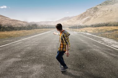 Çocuk kaykay binmek. Karışık teknik