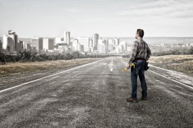 Yetişkin mühendis adam. Karışık teknik