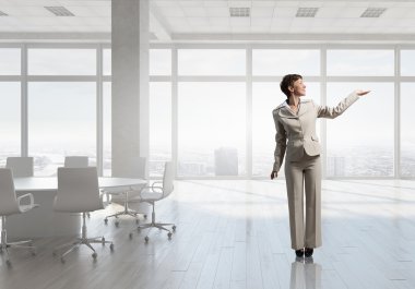 İş kadını ofiste. Karışık teknik