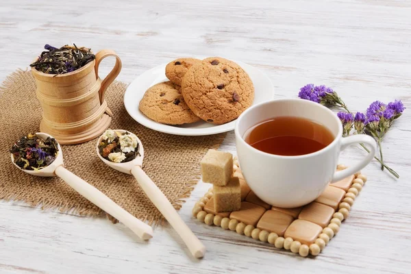 Kräutertee und Kekse — Stockfoto