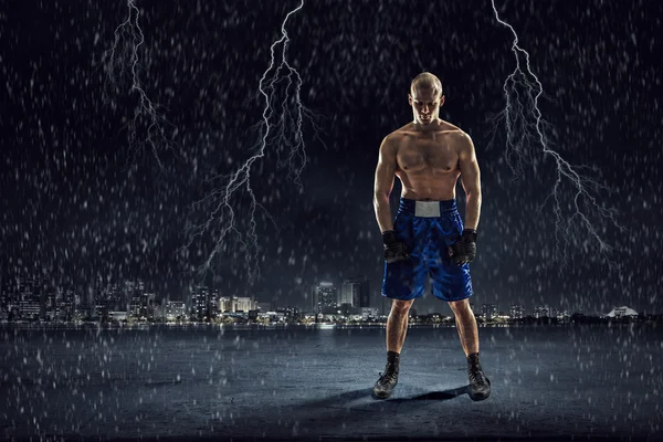 Boxeador entrenando al aire libre. Medios mixtos —  Fotos de Stock