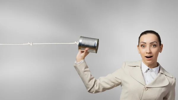 Femme utilisant un téléphone sourd. Techniques mixtes — Photo