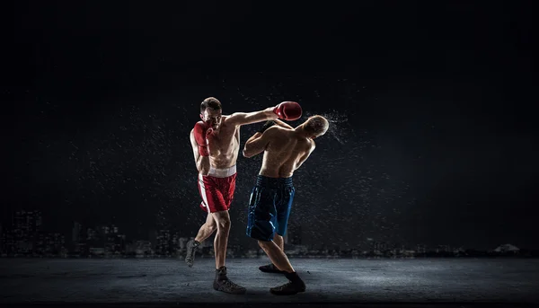 Boxeadores entrenando al aire libre. Medios mixtos —  Fotos de Stock