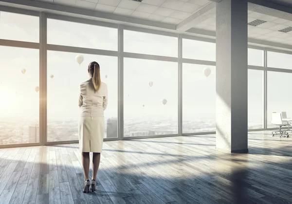 Mujer de negocios en el interior de la oficina moderna. Medios mixtos —  Fotos de Stock