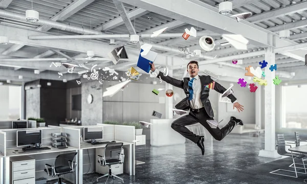 Empresario saltando en la oficina. Medios mixtos — Foto de Stock
