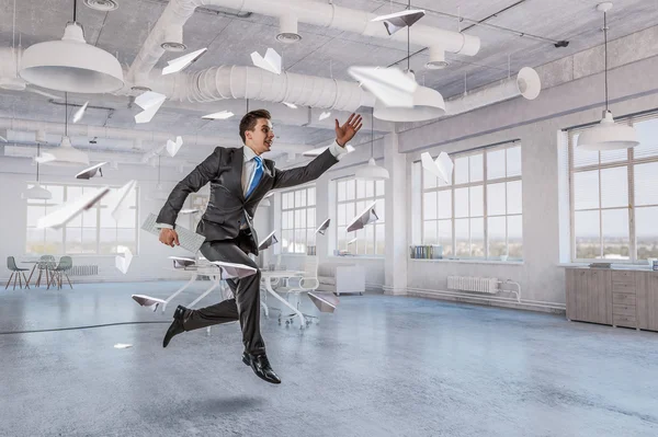 Salto uomo d'affari in carica. Mezzi misti — Foto Stock