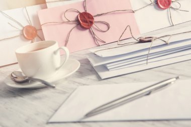 Tablo üzerindeki mühür harflerle