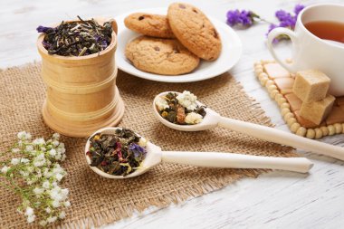 bitkisel çay ve kurabiye