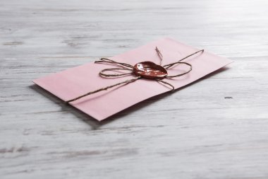 Tablo üzerindeki mühür ile mektup