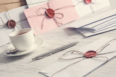 Tablo üzerindeki mühür harflerle