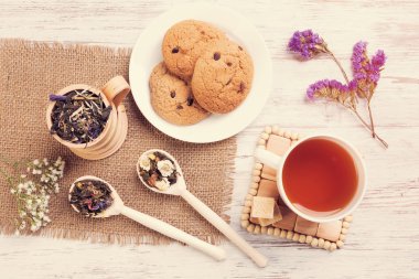 bitkisel çay ve kurabiye