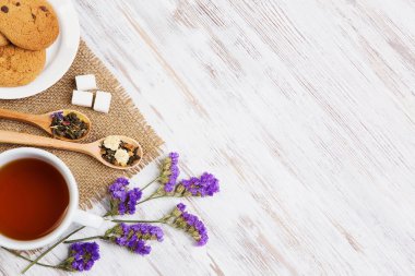 bitkisel çay ve kurabiye