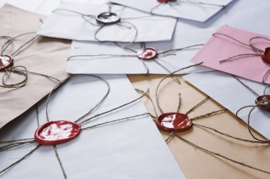 Tablo üzerindeki mühür harflerle