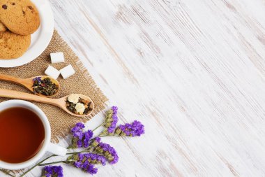 bitkisel çay ve kurabiye