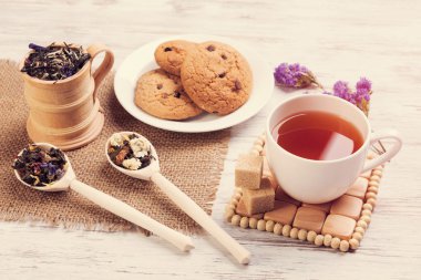 bitkisel çay ve kurabiye