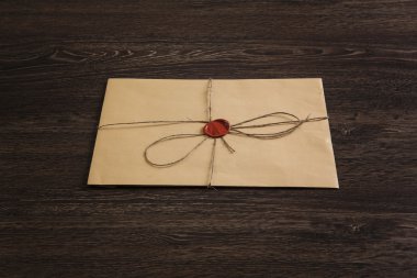 Tablo üzerindeki mühür ile mektup