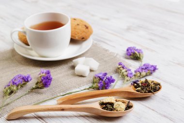 bitkisel çay ve kurabiye