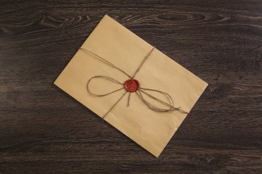 Tablo üzerindeki mühür ile mektup