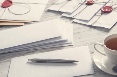 Tablo üzerindeki mühür harflerle