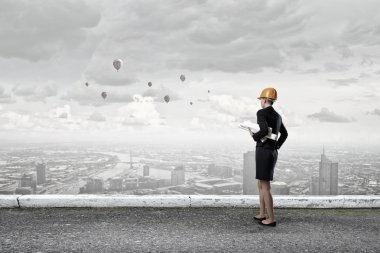 Zarif kadın mühendis. Karışık teknik