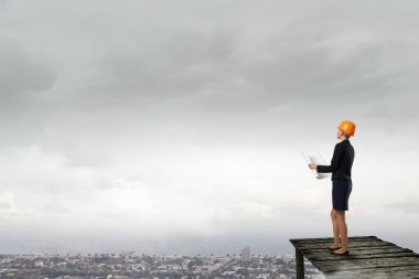 Zarif kadın mühendis. Karışık teknik