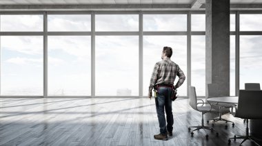 Yetişkin mühendis adam. Karışık teknik