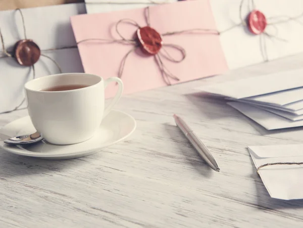 Cartas com selo na mesa — Fotografia de Stock