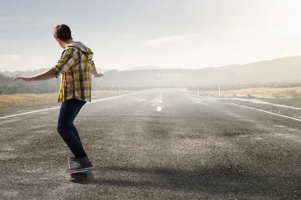 Junge fahren Skateboard. Gemischte Medien — Stockfoto