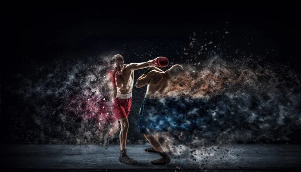 Boxeadores entrenando al aire libre. Medios mixtos — Foto de Stock
