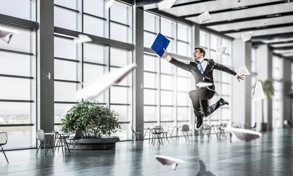 Empresario saltando en la oficina. Medios mixtos —  Fotos de Stock