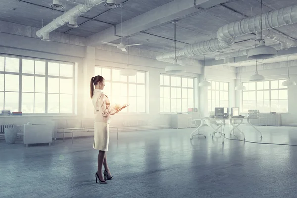 Geschäftsfrau in modernem Bürointerieur. Gemischte Medien — Stockfoto