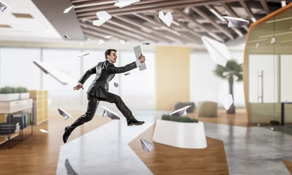 跳跃在办公室的商人。混合媒体 — 图库照片