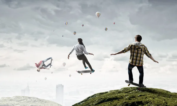 Tieners rijden skateboards. Mixed media — Stockfoto