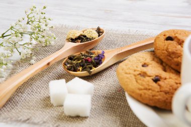 bitkisel çay ve kurabiye