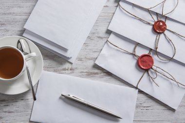 Tablo üzerindeki mühür ile mektup