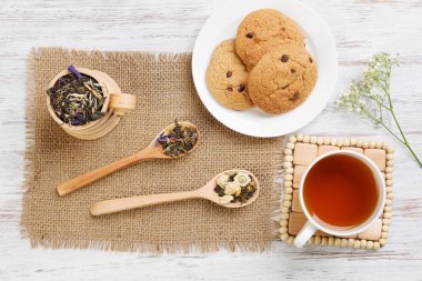 bitkisel çay ve kurabiye