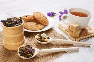 bitkisel çay ve kurabiye