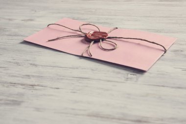 Tablo üzerindeki mühür ile mektup