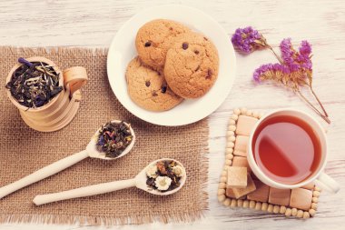 bitkisel çay ve kurabiye