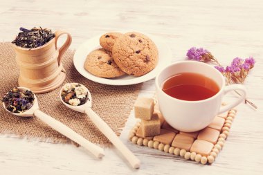 bitkisel çay ve kurabiye