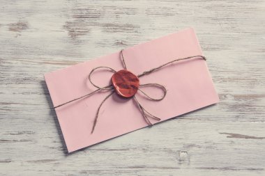 Tablo üzerindeki mühür ile mektup