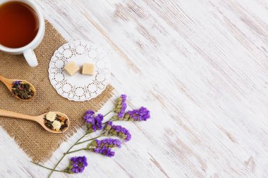 bitkisel çay ve kurabiye