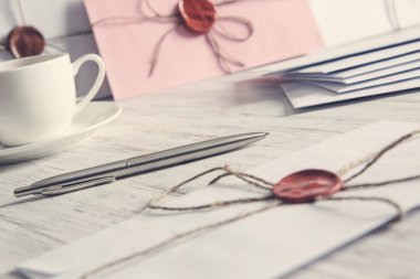 Tablo üzerindeki mühür harflerle