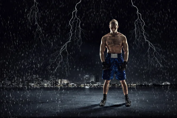 Box lutador treinando ao ar livre. Meios mistos — Fotografia de Stock