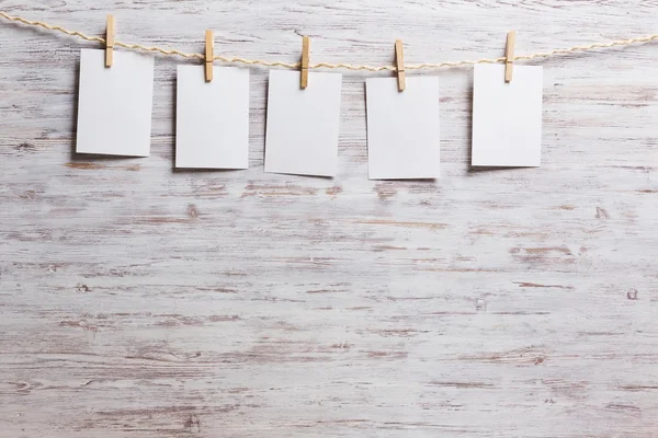 Papier hangen op de waslijn — Stockfoto