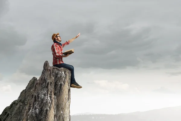 Hipster-Typ mit Buch. Gemischte Medien — Stockfoto